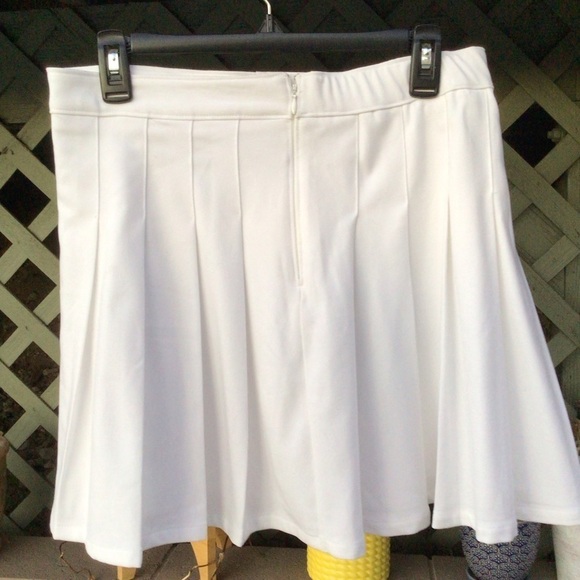 Hollister California Ultra Rise White Pleated Mini Skirt - Picture 7 of 11